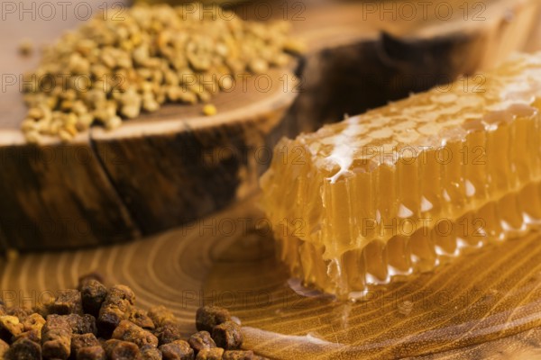 Honeycomb, pollen and propolis