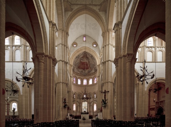 Frankr Paray-le Monial Burgundy Basilica Sacre-Coeur Begun around 1100 Interior facing east Painted