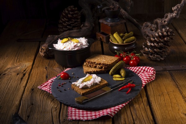 Köstliche hausgemachte fleischsalat mit mayonnaise und gurke