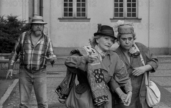 GDR, Berlin, 15.06.1990, Shooting in the courtyard of Köpenick Palace for the film Heimsuchung by