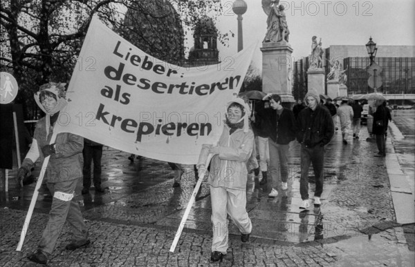 Germany, Berlin, 17 November 1990, deserter, demonstration, demonstration by opponents of