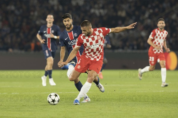 Football match, David LOPEZ Girona FC right, taking a shot, Marco ASENSIO Paris St Germain tries to