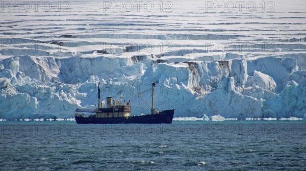 Expedition Boat, Deep Blue Glacier, 14 of July Glacier, Krossfjord, Arctic, Spitsbergen, Svalbard,