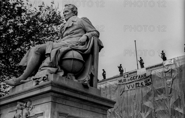 Germany, Berlin, 21 May 1991, Alexander von Humboldt in front of the Humboldt, University, HUB in