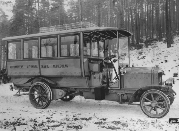 Bus in the winter of 1911. The swedish bus company Scania Vabis bus the Omnibus Nordmarksbussen on