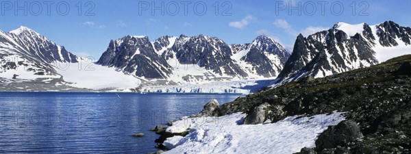 Landscape on the Magdalenenfjord, which is bordered by snow-covered, rugged mountains. At the end
