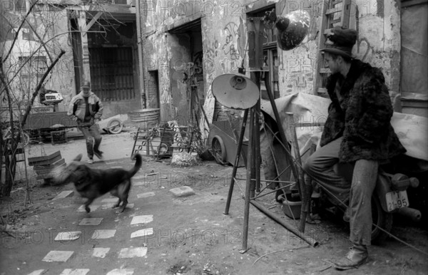 Germany, Berlin, 30 November 1991, young men, squatters, in the courtyard of the squatted house