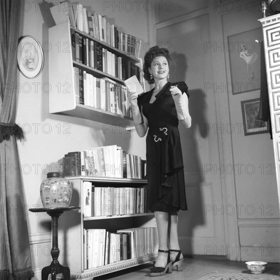 Fashion of 1946. A woman pictured wearing the typical fashion of the postwar era. Kristoffersson