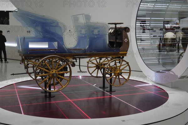 Egger, Lohner C2 Phaeton, Antique blue vehicle with wooden elements on a futuristic exhibition