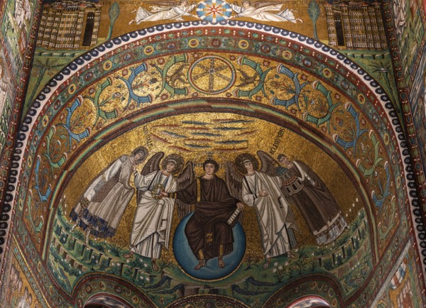 Ravenna, Basilica di San Vitale, view into the calotte of the choir apse, mosaic: Christ hands San