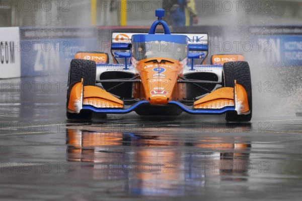 INDYCAR Series driver, SCOTT DIXON (9) of Auckland, New Zealand, travels through the turns during a