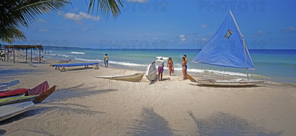 Beach, sailing boats, beach holidaymakers, water sports enthusiasts, Negril, Jamaica, Caribbean,