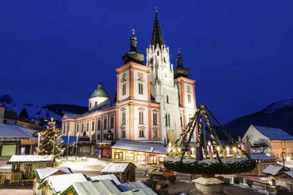 Advent atmosphere, world's largest hanging Advent wreath at the Christmas market in front of the
