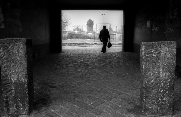 Germany, Merseburg, 15.01.1992, house passage, man (worker), Europe