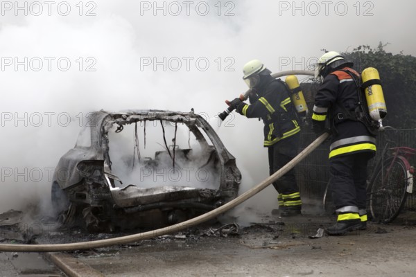 Fire brigade extinguishes burning cars on the Elbchaussee in Hamburg after the riots at the G20