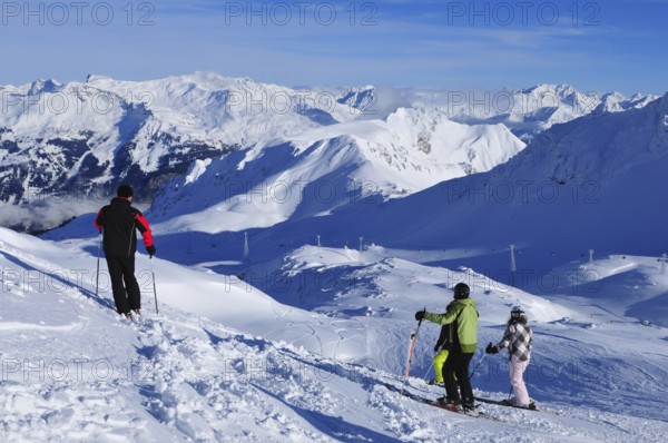 Magnificent view from the popular winter sports region Davos Parsenn Weisfluhjoch | Panoramic swiss