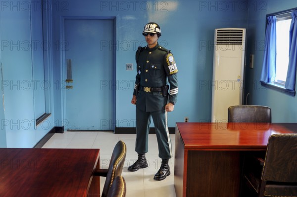 02.05.2013, Panmunjom, South Korea, Asia, A South Korean guard soldier stands in a defensive