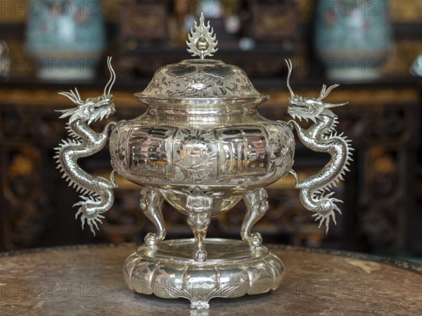 Decorated bowl, Pinang Peranakan Mansion Museum, George Town, Penang, Malaysia, Southeast Asia,