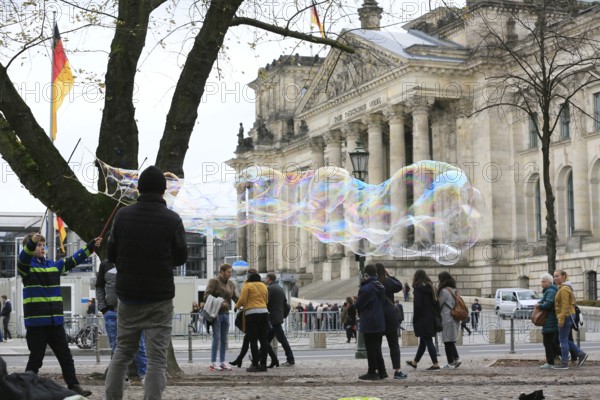 Symbolic image PLACING COALITION NEGOTIATIONS, soap bubbles in front of the Reichstag seat German