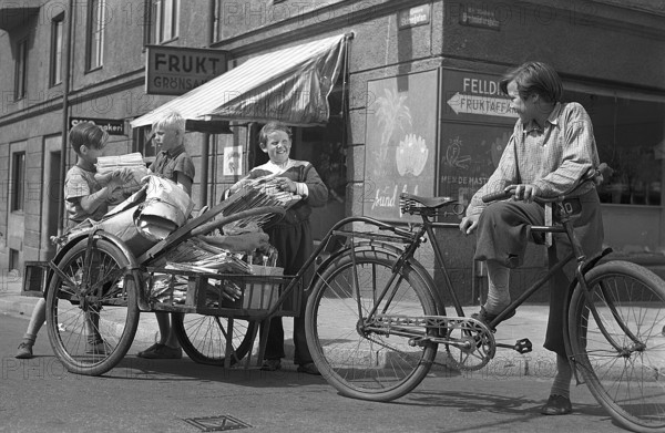 1940s children. Scene from the Swedish movie Kvarterets olycksfågel 1947. The boys are working