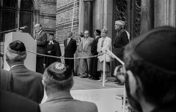 Germany, Berlin, 05.09.1991, Ceremony for the unveiling of the renewed lettering above the entrance