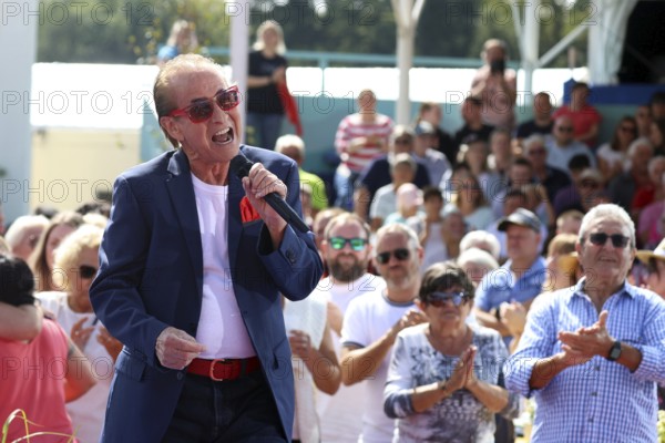 Michael Holm (singer / musician) in the ARD TV programme Immer wieder sonntags, Rust, Germany /