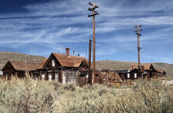 Ghost town of Bodie: Windswept wooden houses, lamp posts and a sweeping view of the surrounding