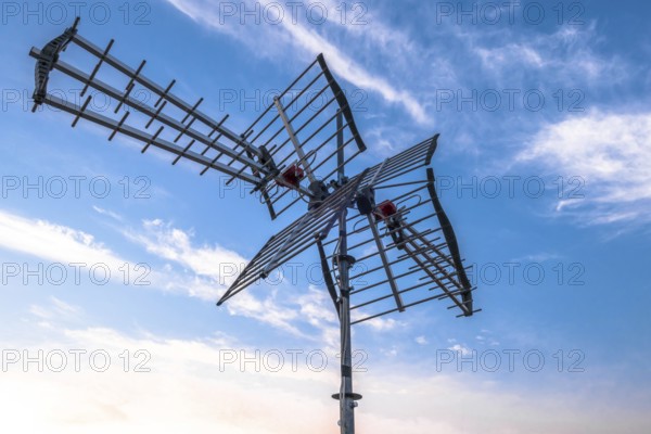 Directional antenna for reception of digital television broadcasting DVB-T and DVB-T2 against a