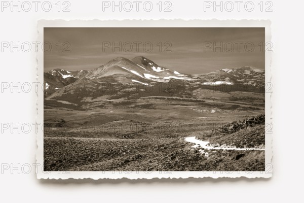 Landscape panorama, the partly snow-covered mountains of the Sierra Nevada rise on the horizon.