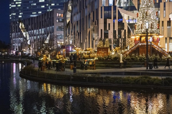 Decorated Christmas tree and Christmas market in front of the Kö-Bogen building at Corneliusplatz
