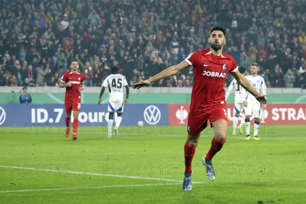 Vincenzo Grifo (SC Freiburg) scores from the penalty spot to make it 2-0 at the break and