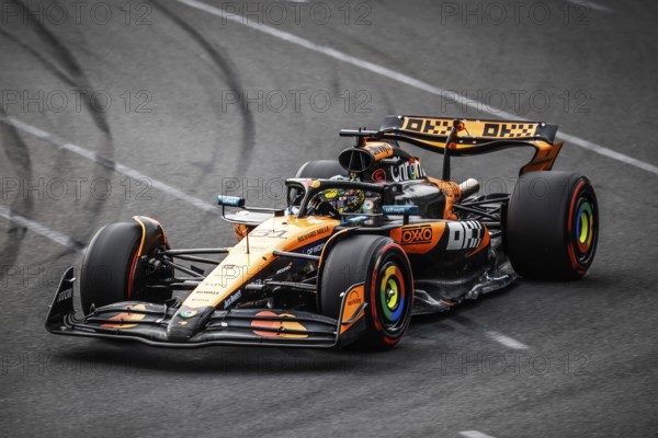 Oscar Piastri of Australia drives the McLaren Formula 1 Team MCL39 during qualifying in the 2025