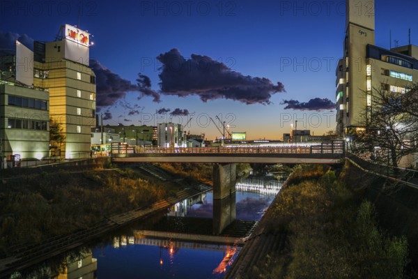 Evening view along the river. Shooting Location: Totsuka Ward, Yokohama City
