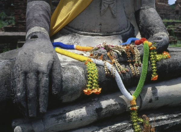 Wat Phra Mahathat was built during the reign of Borommaracha I (Boromma Rachathirat I) or Khun