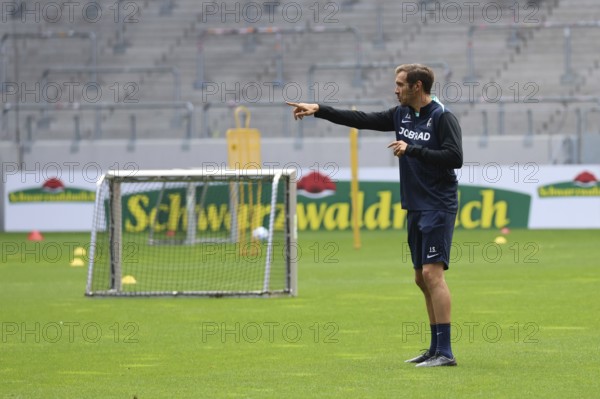 The new head coach Julian Schuster (SC Freiburg) at the first training session at the training
