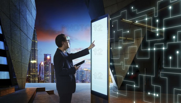 Smart Businessman berühren den Bildschirm, um die Informationen des intelligenten