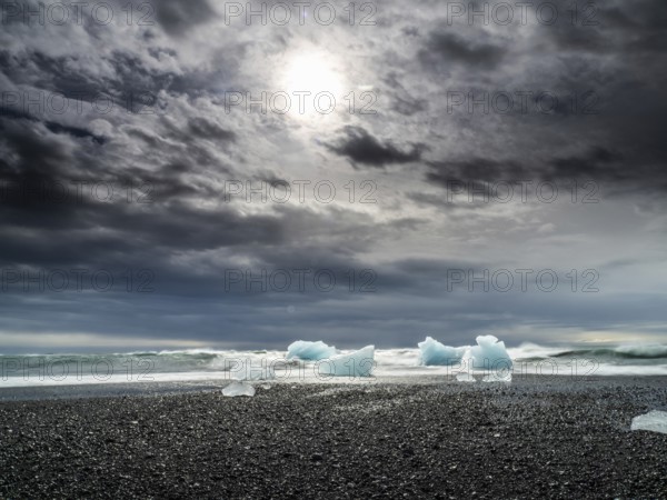 Diamond Beach, icebergs on the black lava beach, near Jökulsarlon glacier lagoon, Vatnajökull