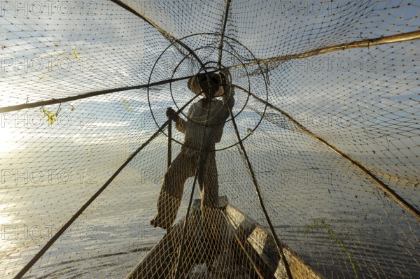 05.03.2014, Nyaung Shwe, Shan State, Myanmar, Asia, A single-leg rower paddles along the northern