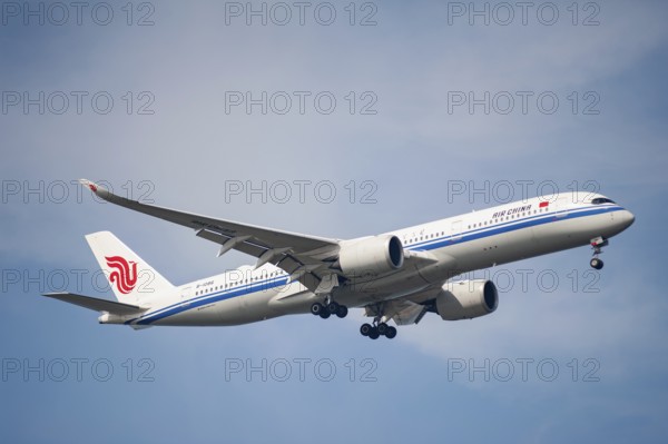 26.07.2023, Singapore, Republic of Singapore, Asia, An Air China Airbus A350-900 passenger