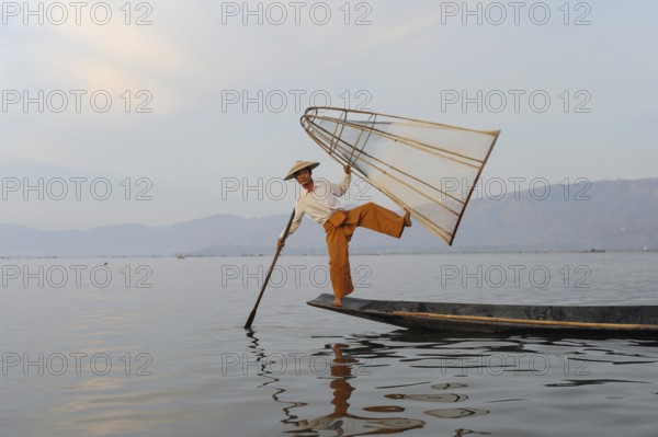 05.03.2014, Nyaung Shwe, Shan State, Myanmar, Asia, A one-legged rower fishes on the northern shore