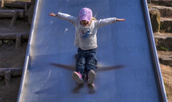 Little girl, 3 years, blonde, baseball cap, logo NYY New York Yankees, jumper, Disney, Elsa, Ice