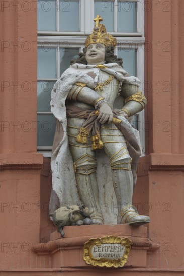 Sculpture of a Roman emperor with golden crown and cross, golden, view, ancient king, Zum Römischen