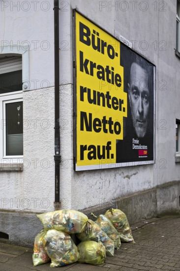 Large FDP election poster with Christian Lindner and the words Bürokatie runter. Net up, Bundestag