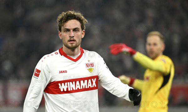 Jacob Bruun Larsen VfB Stuttgart (25) behind goalkeeper Peter Gulacsi RasenBallsport Leipzig RBL
