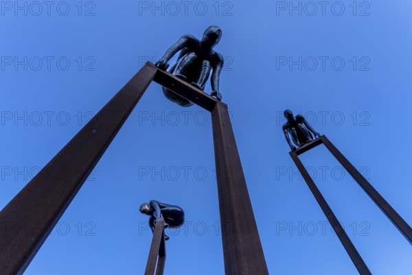 Change of Directions by Maria Miesenberger, group of figures in front of the entrance to the Nordic