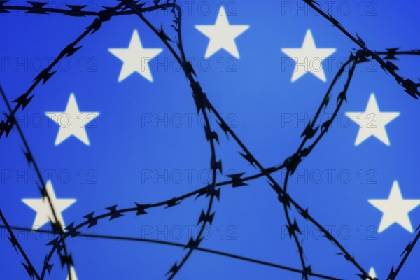 Symbolic image, migration, defence against refugees wanting to enter the EU, barbed wire overarches