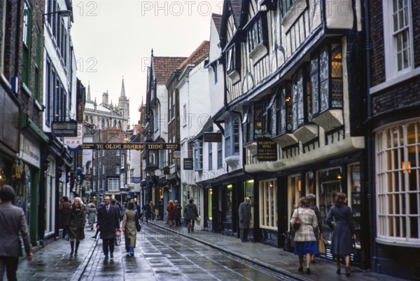 Menschen auf der historischen Stonegate Street in der Nähe der Yorker Münsterkirche, Yorkshire,