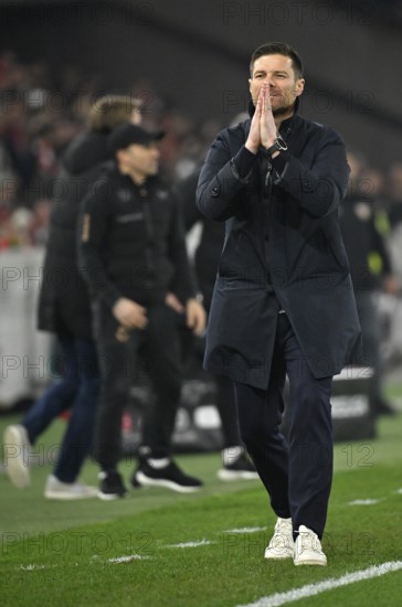 Coach Xabi Alonso Bayer 04 Leverkusen on the sidelines Gesture Gesture Hands folded in prayer