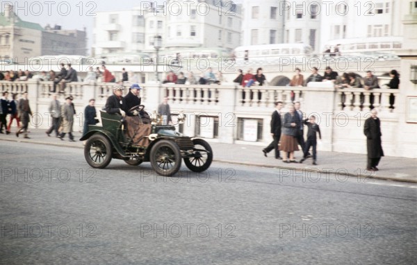 Presumably a 1904 Wolseley 6HP two-seater finishing the vintage car rally from London to Brighton,