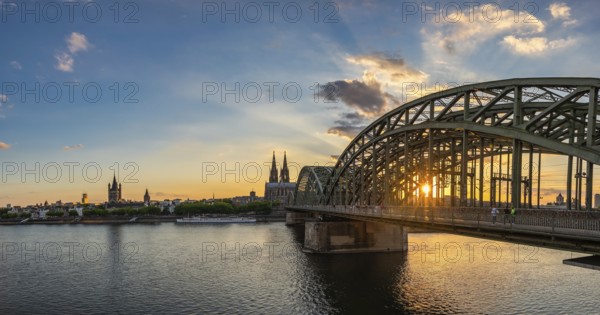 Köln (Köln) Deutschland, Sonnenuntergangspanorama Stadtsilhouette am Kölner Dom mit Rhein und